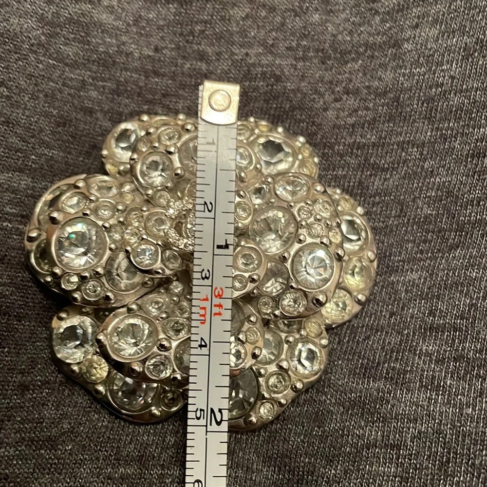 CHANEL Camilla brooch - Picture 7 of 7